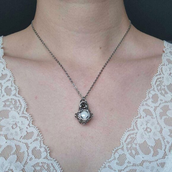 Vintage romantic classic teardrop caged pearl and silver chainmaille necklace - Picture 6 of 6